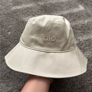 Authentic ALO Yoga Cream Bucket Hat Size M/L